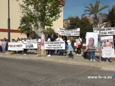 Imatge de la manifestació per Marta a les portes de l'hospital d'Alcoi