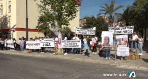 Imatge de la manifestació per Marta a les portes de l'hospital d'Alcoi