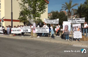 Imatge de la manifestació per Marta a les portes de l'hospital d'Alcoi