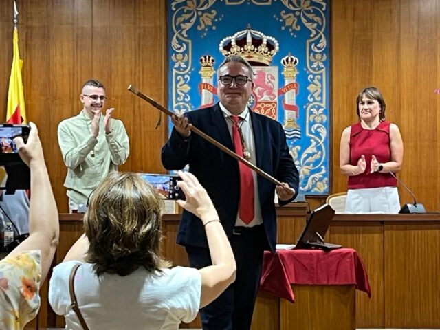 Sergio Carrasco celebra la seua investidura enfront dels assistents al plenari