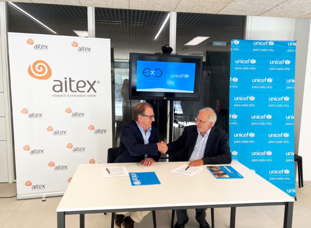 Imatge de la signatura del conveni a les noves instal·lacions d'AITEX