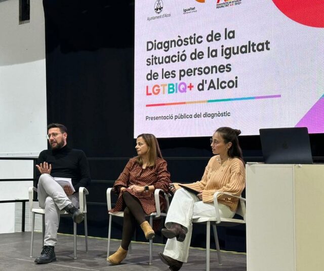 Un instant de la presentació dels resultats del diagnòstic sobre el col·lectiu LGTBI a l'Àgora d'Alcoi