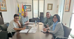 Imatge d'una de les reunions sobre Onil: horitzó 2030, amb components de la corporació municipal i tècnics especialitzats