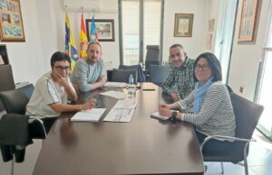 Imatge d'una de les reunions sobre Onil: horitzó 2030, amb components de la corporació municipal i tècnics especialitzats