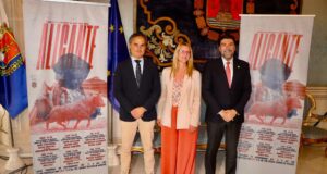 Presentación de la Feria Taurina 2024. De izquierda a derecha: Nacho Lloret, Mari Carmen de España y Luís Barcala
