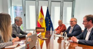 Imatge de la reunió entre l'Alcalde i Regidor d'hisenda d'Ibi i responsables del govern nacional