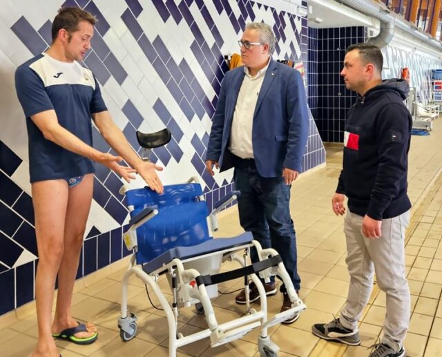 L'Alcalde i el Regidor d'Esports conèixen el funcoinament de la nova cadira adaptada per a la piscina municipal d'Ibi