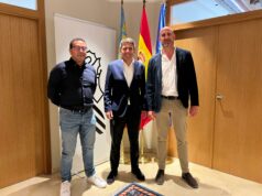 Imatge de la reunió entre el President de la Generalitat Valenciana, Carlos Mazón, i l'Alcalde de Castalla, Jesús López i el Regidor Emiilio José Bernabeu