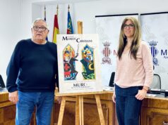 Paco Vicedo, President de la Junta de Festes de Muro i Sara Beneyto, Regidora de Festes de Muro posen junt al Cartell Anunciador 2025