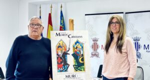 Paco Vicedo, President de la Junta de Festes de Muro i Sara Beneyto, Regidora de Festes de Muro posen junt al Cartell Anunciador 2025