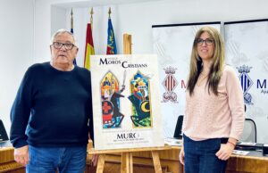 Paco Vicedo, President de la Junta de Festes de Muro i Sara Beneyto, Regidora de Festes de Muro posen junt al Cartell Anunciador 2025