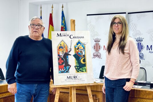 Paco Vicedo, President de la Junta de Festes de Muro i Sara Beneyto, Regidora de Festes de Muro posen junt al Cartell Anunciador 2025