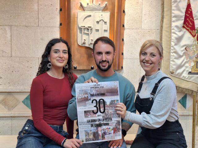 Martina Faus, autora del cartells per a celebrar les 3 dècades de presència femenina a les filaes contestanes, amb el Regidor de Festes i la moderadora