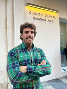 El Dr. Joaquín Sanchis fron a la façana de la nova clínica