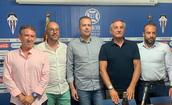 Els principals responsables de tots els àmbits del C.D. Alcoyano després de la roda de premsa en la que han presentat el nou projecte