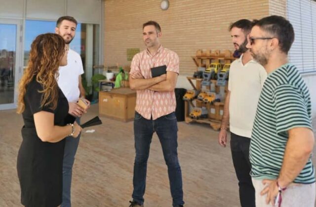 El diputat autonòmic per Compromís Gerard Fullana (centre) visita un dels centres educatius públics de Cocentaina