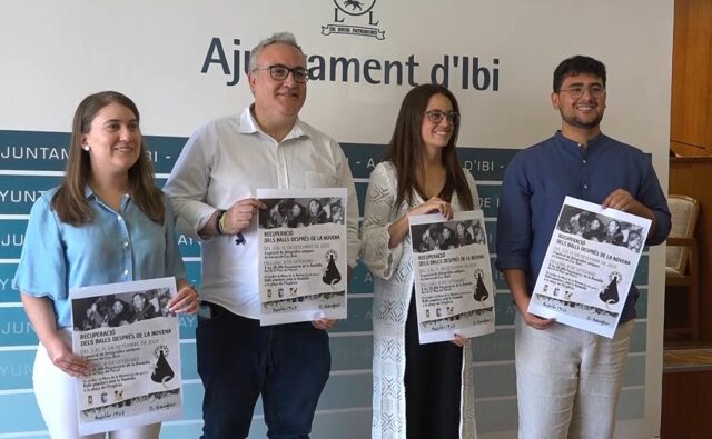 Representants municipals, de la Comissió de Festes i del Grup de Danses presenten les danses durant els Moros i Cristians a Ibi