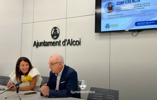 La Regidora de Turisme d'Alcoi i el President del Col·legi de Metges d'Alacant presenten la xerrada