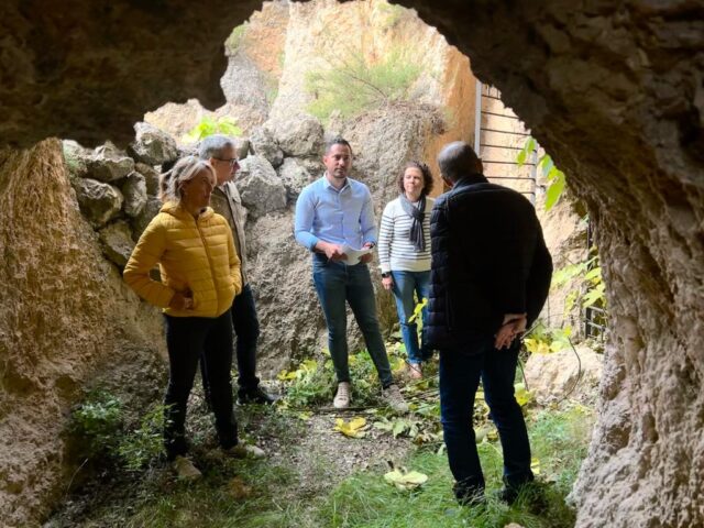 Autoritats municipals de Fageca i de Diputació visiten el jaciment de La Salema a la localitat del Comtat