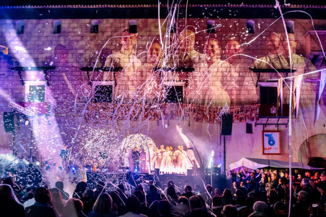 El Pla del Palau ple de gom a gom durant una actuació de la present Fira