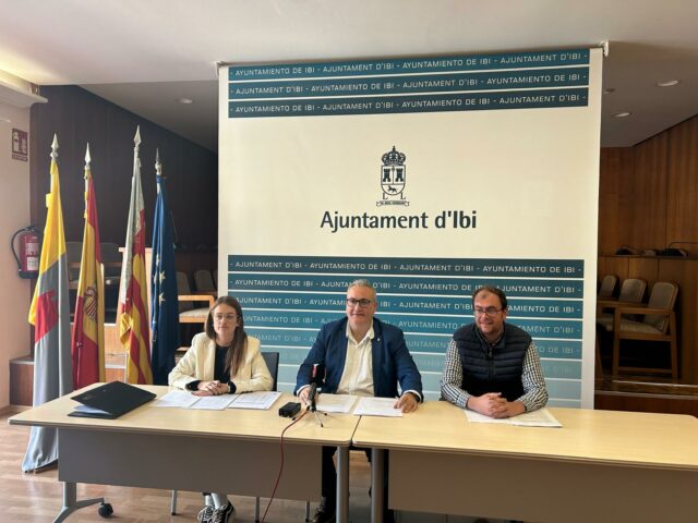 L'Alcalde, la Vicealdessa i el Regidor d'Hisenda d'Ibi presenten el REC aprovat al passat plenari