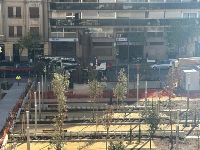 L'estàtua de Sant Jordi a la seua arribada a la Rosaleda després de ser rehabilitada