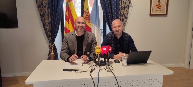 L'Alcalde i el Regidor de Serveis Públics de Castalla presenten el contenidor marró