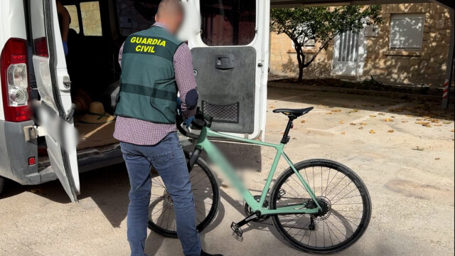 Un agent de la Guàrdia Civil recupera una bicicleta robada