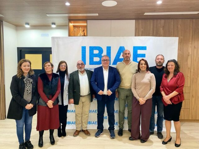 Representants polítics de la Foia de Castalla reunits amb la patronal IBIAE