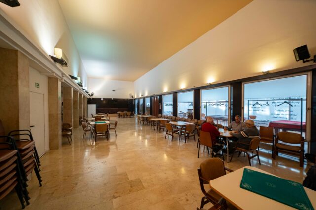 Interior d'un centre de majors, que rebrà inversions mitjançant els Pressupostos Participatius del 2026 a Alcoi