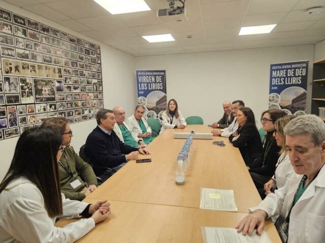 El Conseller de Sanitat i el cos directiu del centre hospitalari alcoià durant la visita