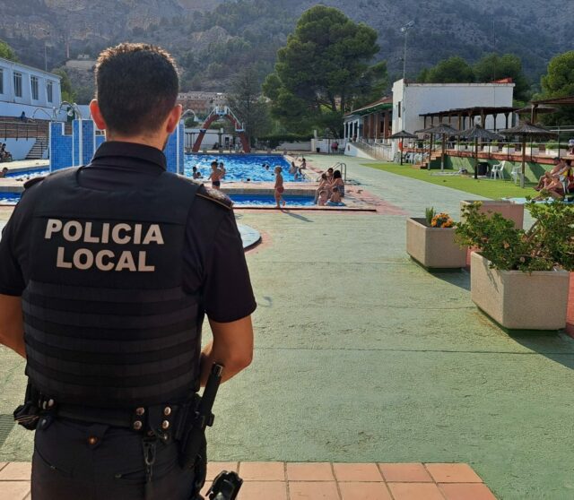 Un agent de la Policia Local d'Alcoi vigila la Piscina Municipal José Trenzano