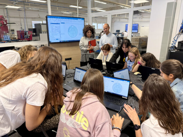 Xiquetes de centres de la muntanya participen en el Campus Woman Tech amb les seues mentores