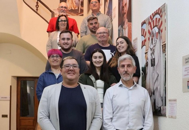 Foto de família de la reunió mantinguda entre Comissió de Festes i Associació de Reis Mags a Ibi