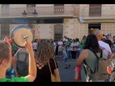 Centenars de colivencs mostren el seu suport al col·lectiu docent amb una nodrida concentració per l’educació pública