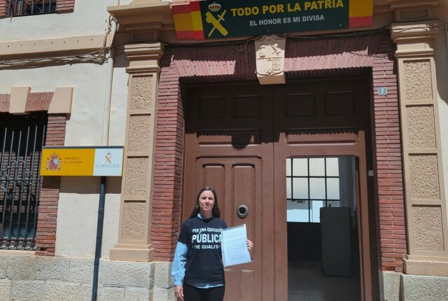 Una de les representants de la coordinadora presenta la denúncaia a la Guàrdia Civil d'Ibi