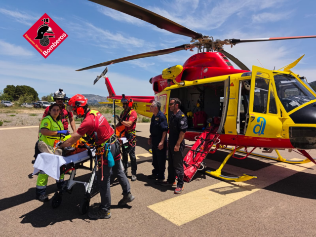 Arribada del jove accidentat a l'helisuperfície d'Alcoi