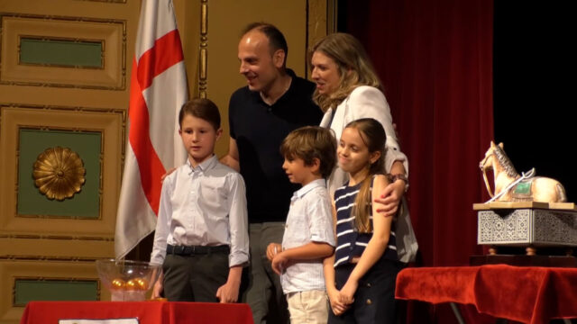 Alberto Acosta i la seua família després de conèixer que serà el Sant Jordiet 2027 de mans del seu antecessor
