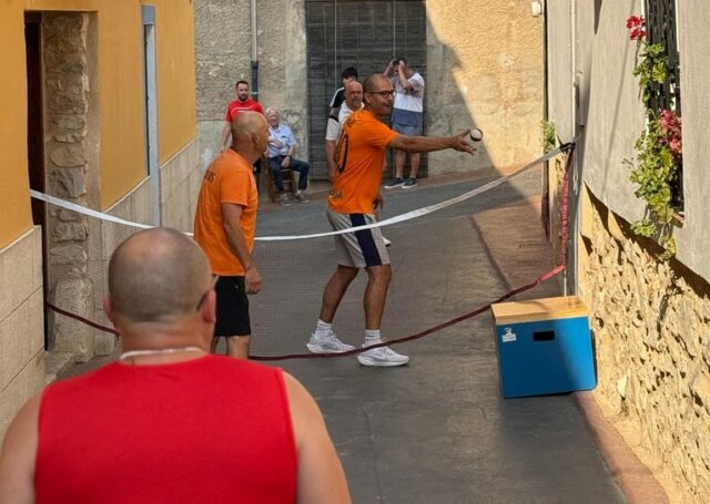 Aficionats disputant una partida amistora de pilota valenciana als carrers de Fageca
