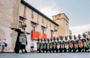 La Filà Els Borts homenatja a Gustavo Pascual amb una entrada històrica en Cocentaina