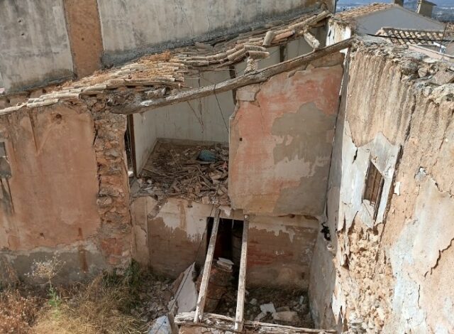 Estat d'un dels immobles del Centre Històric d'Onil que denuncien els veïns
