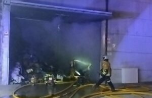 Un incendi arrasa part de les instal·lacions d’una empresa tèxtil al polígon industrial entre Alcoi i Cocentaina