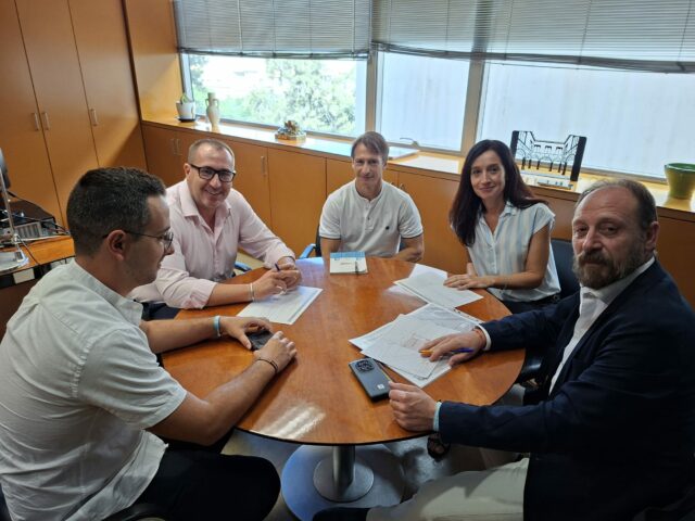 Reunió entre representants de l'Ajuntament d'Onil en Diputació d'Alacant