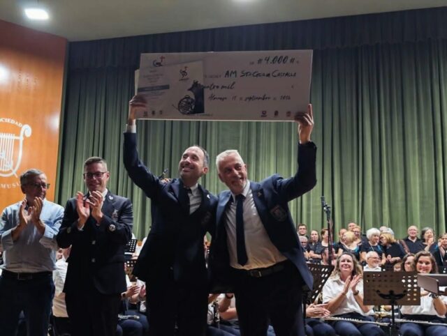 El President i el Director de la U.M. Santa Cecília de Castalla reben el xec com a guanyadors del certamen de la UNDEF
