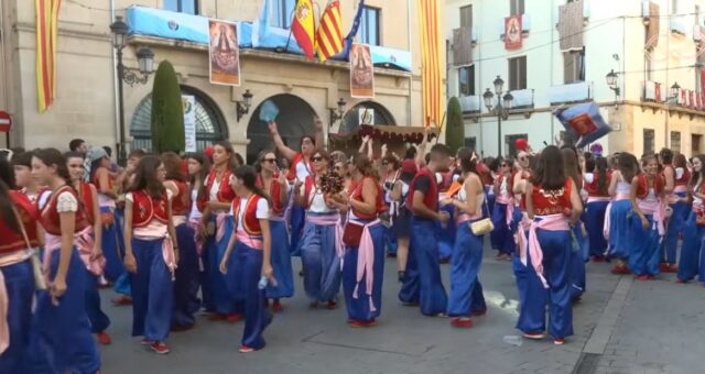 Els Moros Vells arribant a la Plaça Major després de la Guerrilla