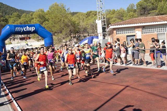 Estat del paviment sintètic de la pista d'atletisme alcoiana