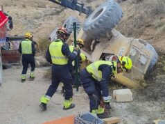 Un home de 67 mor a Castalla després de quedar atrapat en bolcar amb una retroexcavadora