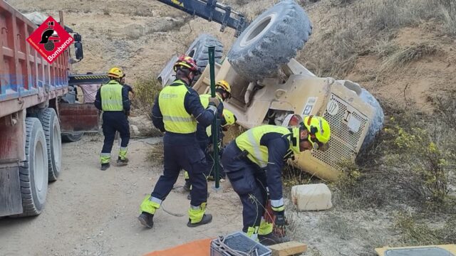 Efectius dels Bombers tracten d'alliberar el cos de l'operari accidentat a Castalla
