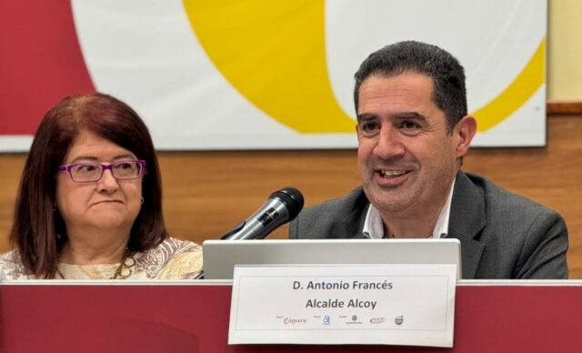 Toni Francés i Lucia Pascual en un acte celebrat en la Cambra de Comerç d'Alcoi esta mateixa setmana