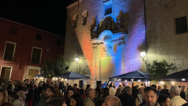 Desenes de persones gaudeixen d'una de les activitat de dinamització celebrades a Penàguila